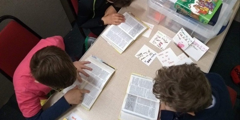 Children reading the BIble